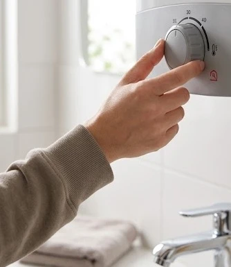 Người dùng điều chỉnh máy nước nóng lạnh an toàn đảm bảo hiệu suất tối ưu