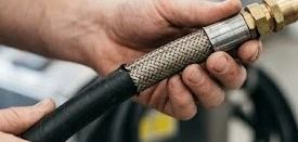Kiểm tra súng phun và dây dẫn của máy rửa xe hơi nước nóng cũ
