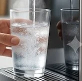 Người dùng lấy nước nóng và lạnh từ máy lọc nước RO Kangaroo