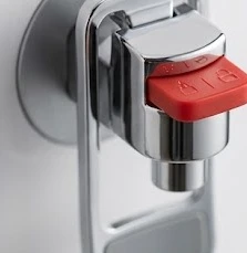 Vị trí khóa an toàn trên vòi nước nóng của máy lọc nước gia đình.