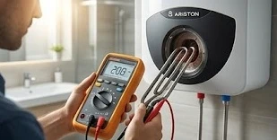 Kỹ thuật viên đang kiểm tra thanh đốt máy nước nóng Ariston bị lỗi