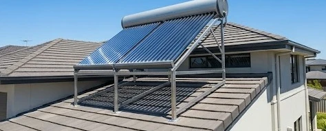 Hệ thống máy nước nóng năng lượng mặt trời lắp đặt vững chãi trên mái nhà