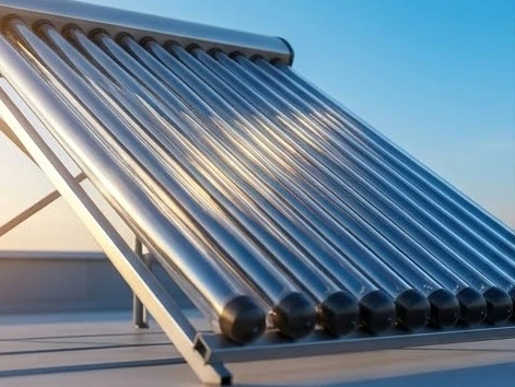 Máy nước nóng năng lượng mặt trời giúp tiết kiệm điện năng cho gia đình