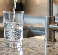Nước sạch tinh khiết trực tiếp từ vòi của máy lọc nước âm tủ bếp