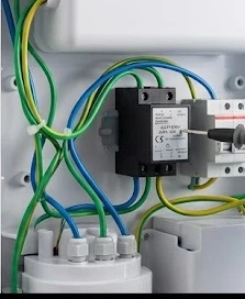 Kỹ thuật viên đang kiểm tra rơ-le chống cạn bên trong máy lọc nước nóng lạnh.
